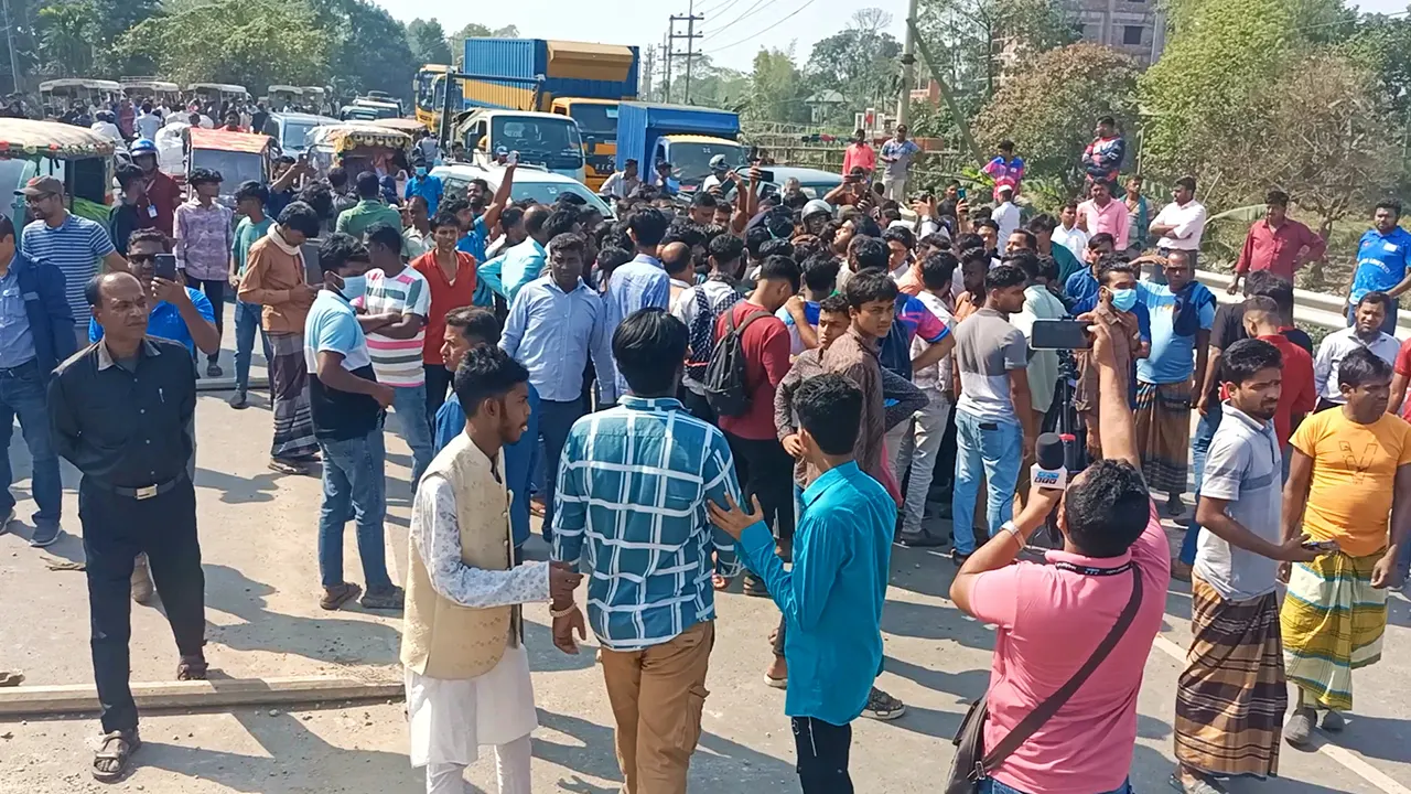 মানিকগঞ্জে বৈষম্যবিরোধী ছাত্রদের একাংশ ঢাকা-আরিচা মহাসড়ক অবরোধ করে। ছবি : কালবেলা