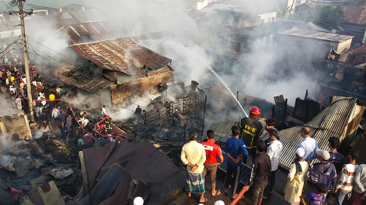 নেছারাবাদে ভয়াবহ অগ্নিকাণ্ডে পুড়ল ৪০ দোকান। ছবি : কালবেলা