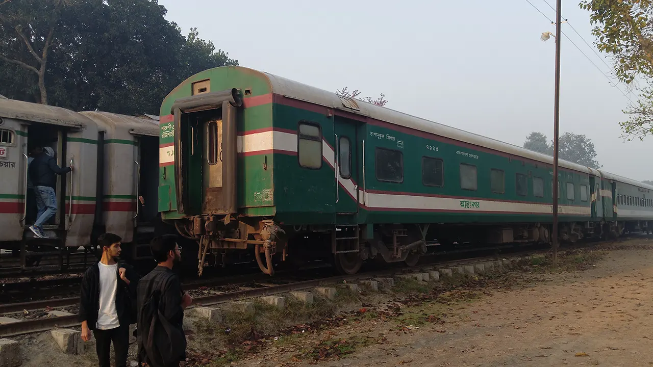 দুটি বগি রেখে গন্তব্যে চলে গেল খুলনাগামী সাগরদাঁড়ি এক্সপ্রেস ট্রেন। ছবি : কালবেলা