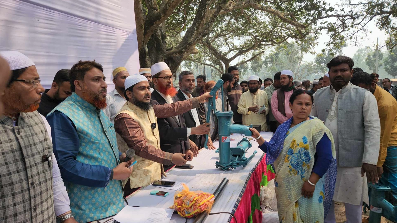 ঠাকুরগাঁওয়ে কয়েকটি পরিবারের মাঝে টিউবওয়েল বিতরণ করেন মো. দেলোয়ার হোসেনসহ অন্যরা। ছবি : কালবেলা