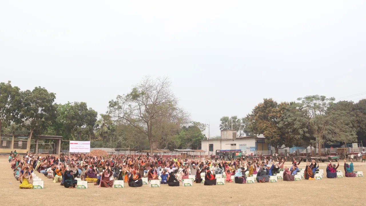 জীবননগরে দোস্ত এইড বাংলাদেশ সোসাইটির ফুড প‍্যাকেট বিতরণ। ছবি : সৌজন্য