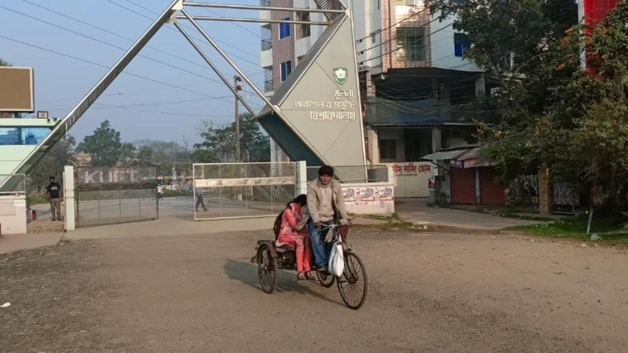 আবাসিক হল অনির্দিষ্টকালের জন্য বন্ধ ঘোষণার পর কুয়েট ক্যাম্পাস ছাড়ছেন শিক্ষার্থীরা। ছবি : সংগৃহীত