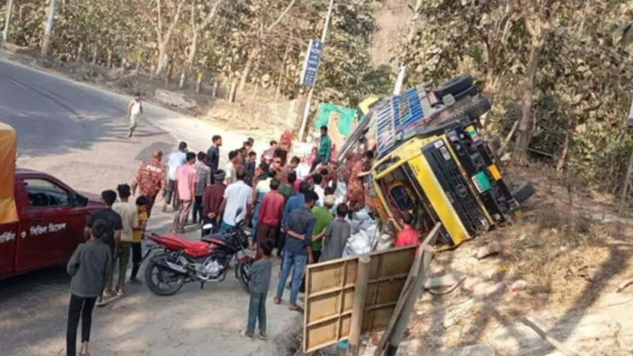 উল্টে যাওয়া পুলিশের রেশনবাহী একটি ট্রাক। ছবি : কালবেলা