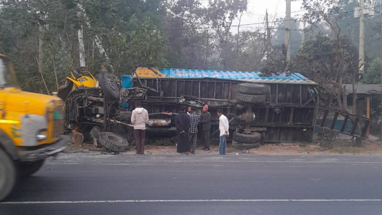 ঢাকা-চট্টগ্রাম মহাসড়কের মিরসরাই উপজেলায় চতুর্মুখী সংঘর্ষ। ছবি : কালবেলা