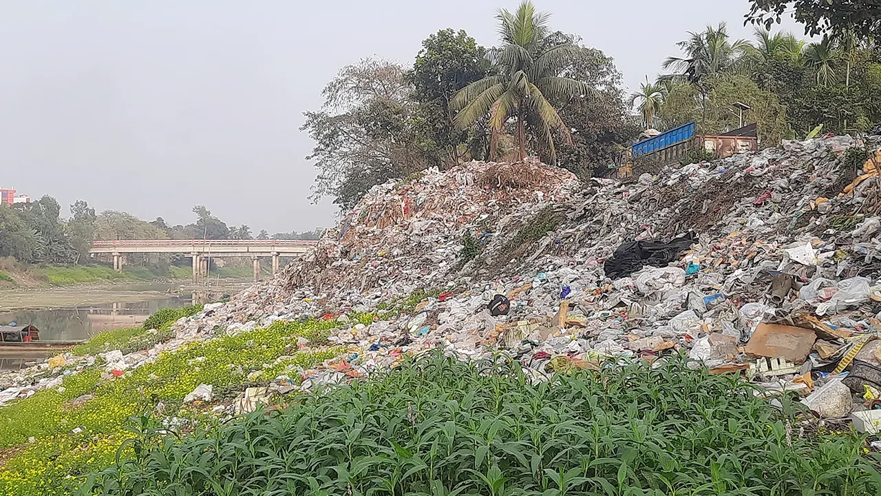 নন্দকুজা নদীর তীরে পৌর ডাম্পিং স্টেশন। ছবি : কালবেলা