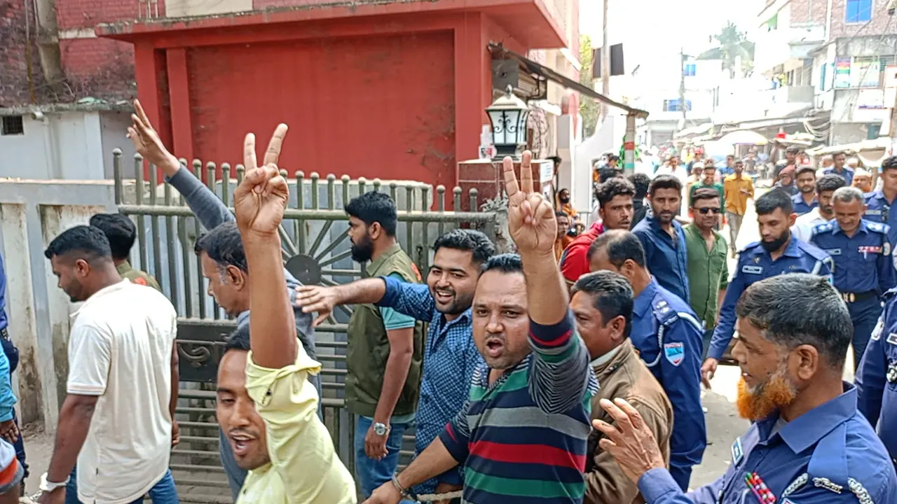 আদালত থেকে কারাগারে নেওয়ার পথে বিভিন্ন স্লোগান দেন আসামিরা। ছবি : কালবেলা