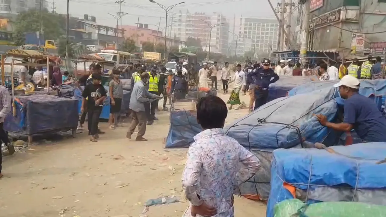 সাভারে মহাসড়কে প্রায় এক হাজার অবৈধ স্থাপনা উচ্ছেদ করা হয়। ছবি : কালবেলা