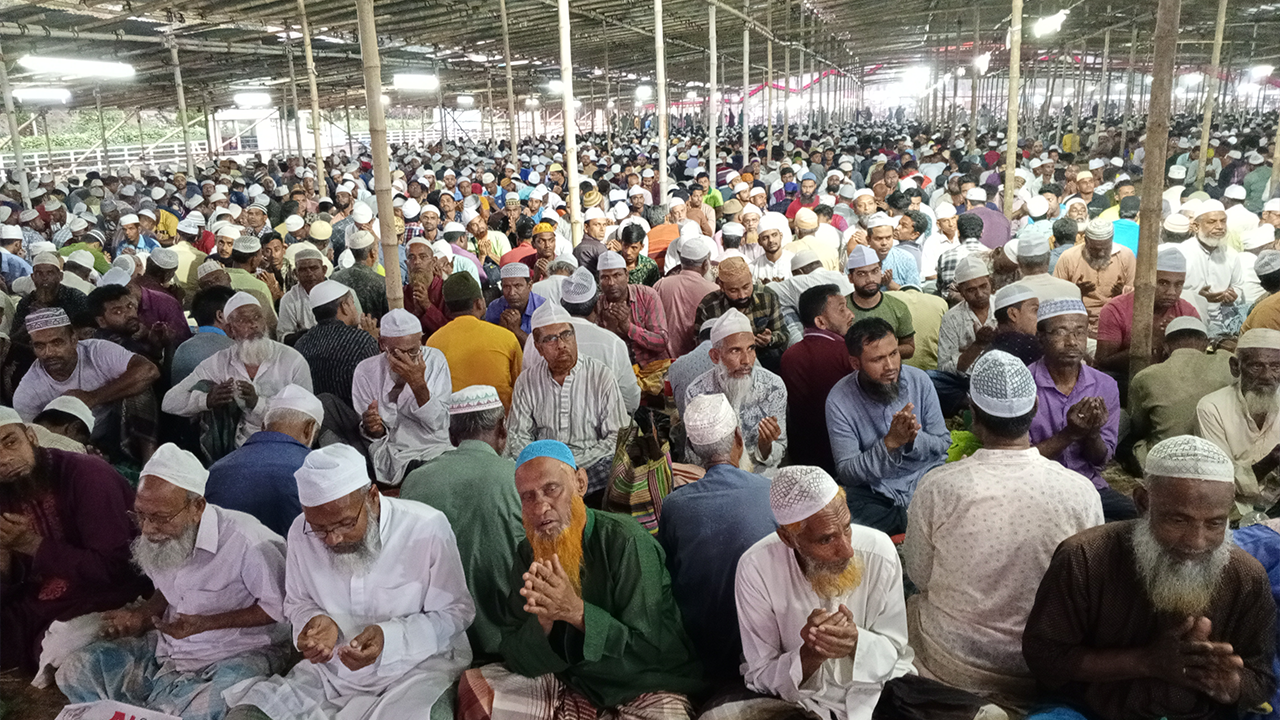 সাতক্ষীরায় নলতা আহছানিয়া মিশনে ইফতারির আগমুহূর্তে মুসল্লিরা। ছবি : কালবেলা