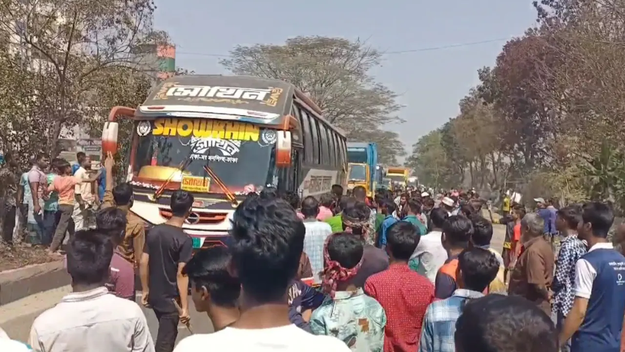 ঢাকা-ময়মনসিংহ মহাসড়ক অবরোধের কারণে দীর্ঘ যানজটের সৃষ্টি হয়। ছবি : কালবেলা