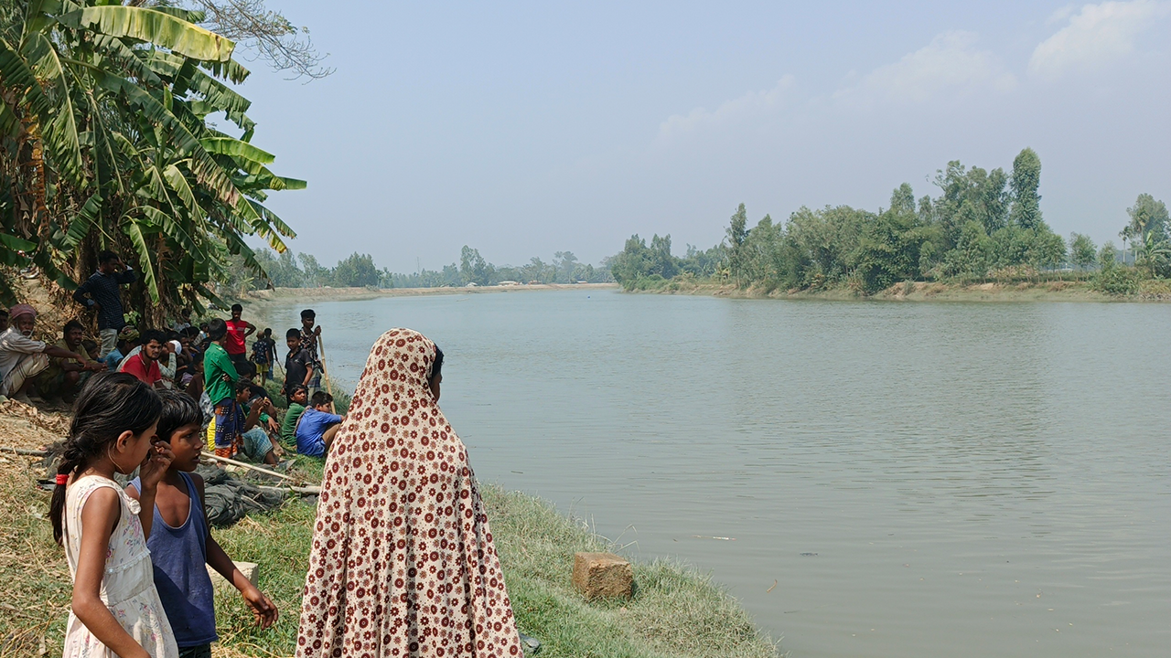 লাশ উদ্ধারের অপেক্ষায় মাতামুহুরি নদীর পাড়ে স্বজন ও স্থানীয়দের ভিড়। ছবি : কালবেলা