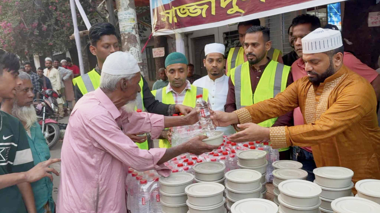 রাজধানীতে ইফতার সামগ্রী বিতরণ করছেন যুবদল নেতা সাজ্জাদুল মিরাজ। ছবি : সংগৃহীত