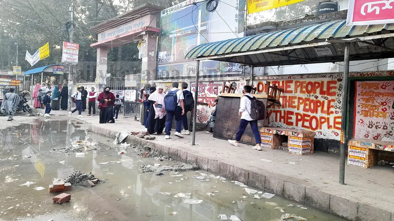 বগুড়ার জিলা স্কুল গেটের পাশে স্থাপন করা হয়েছে পাবলিক টয়লেট। ছবি : কালবেলা