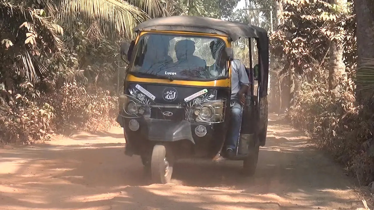 নাজিরপুর-বৈঠাকাটা ১৭ কিলোমিটার সড়কের কাজ না করে ফেলে রাখায় বেশিরভাগ জায়গায় পিচ-খোয়া উঠে সৃষ্টি হয়েছে খানাখন্দ। ছবি : কালবেলা