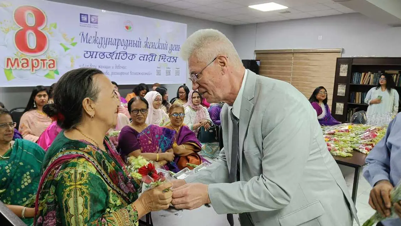 নারী দিবস উপলক্ষে ৫১ নারীকে বিশেষ সম্মাননা দিল ঢাকার রাশিয়ান হাউস। ছবি : কালবেলা