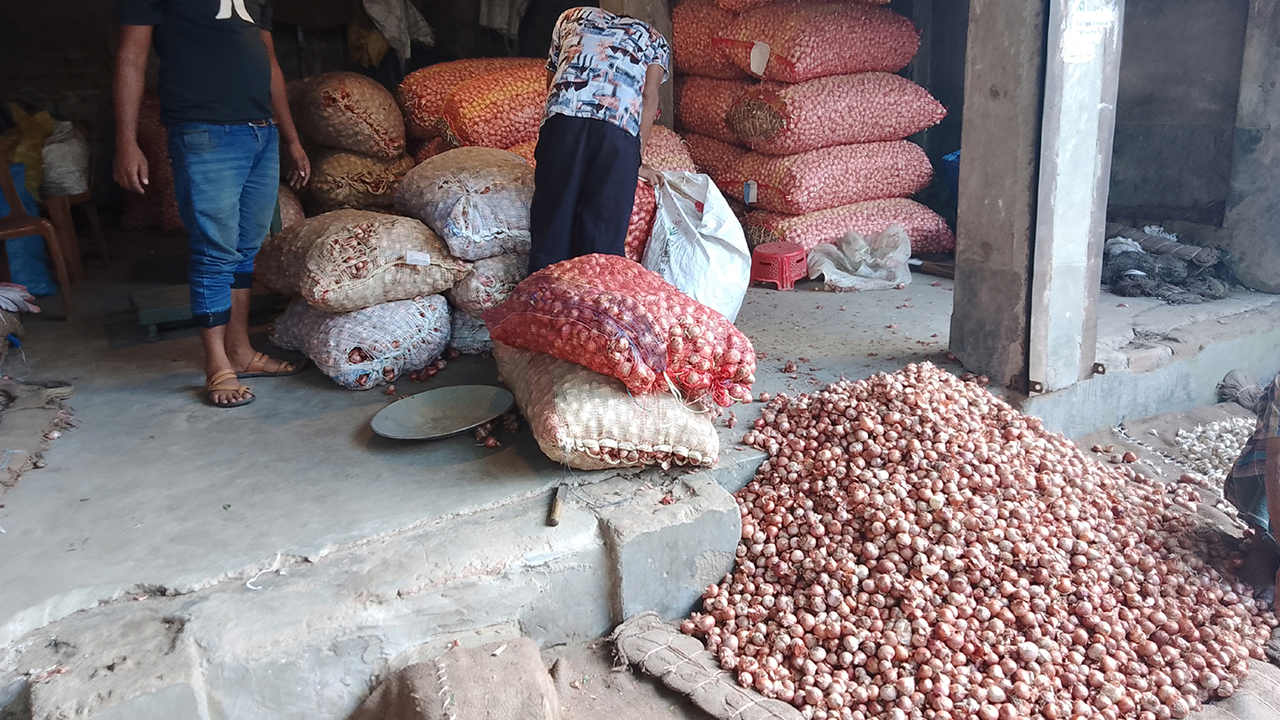 ফুলবাড়ী পেঁয়াজের পাইকারি বাজার। ছবি : কালবেলা