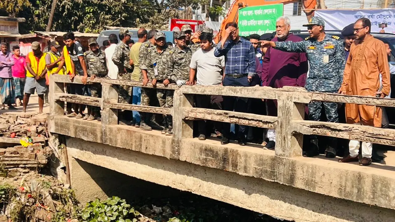 চট্টগ্রাম সিটি করপোরেশনের মহেশখাল খনন কর্মসূচি উদ্বোধন করেছেন বিদ্যুৎ, জ্বালানি ও খনিজ সম্পদ মন্ত্রণালয়ের উপদেষ্টা মুহাম্মদ ফাওজুল কবির খান। ছবি : কালবেলা