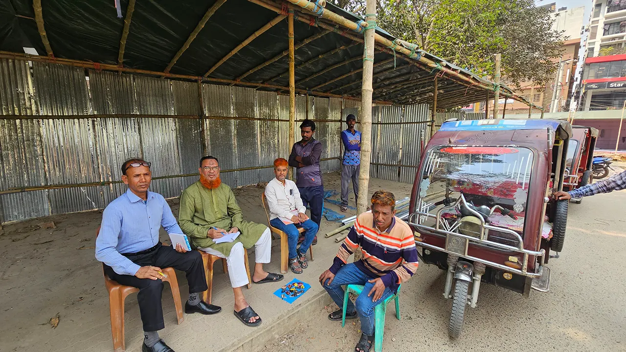 রাজশাহী নগরীতে চলাচলকারী লাইসেন্সবিহীন অটোরিকশা ও চার্জার রিকশা বন্ধে অভিযান। ছবি : কালবেলা