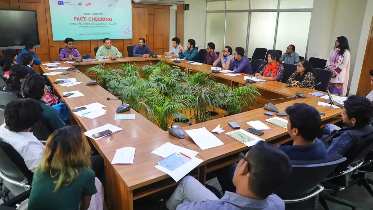 ফ্যাক্ট-চেকিং বিষয়ক কর্মশালায় অংশগ্রহণকারীরা। ছবি : কালবেলা