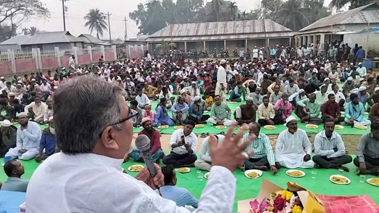 হালুয়াঘাট বিএনপি ও অঙ্গ ও সহযোগী সংগঠনের ইফতার ও দোয়া মাহফিলে বক্তব্য রাখেন এমরান সালেহ প্রিন্স। ছবি : কালবেলা