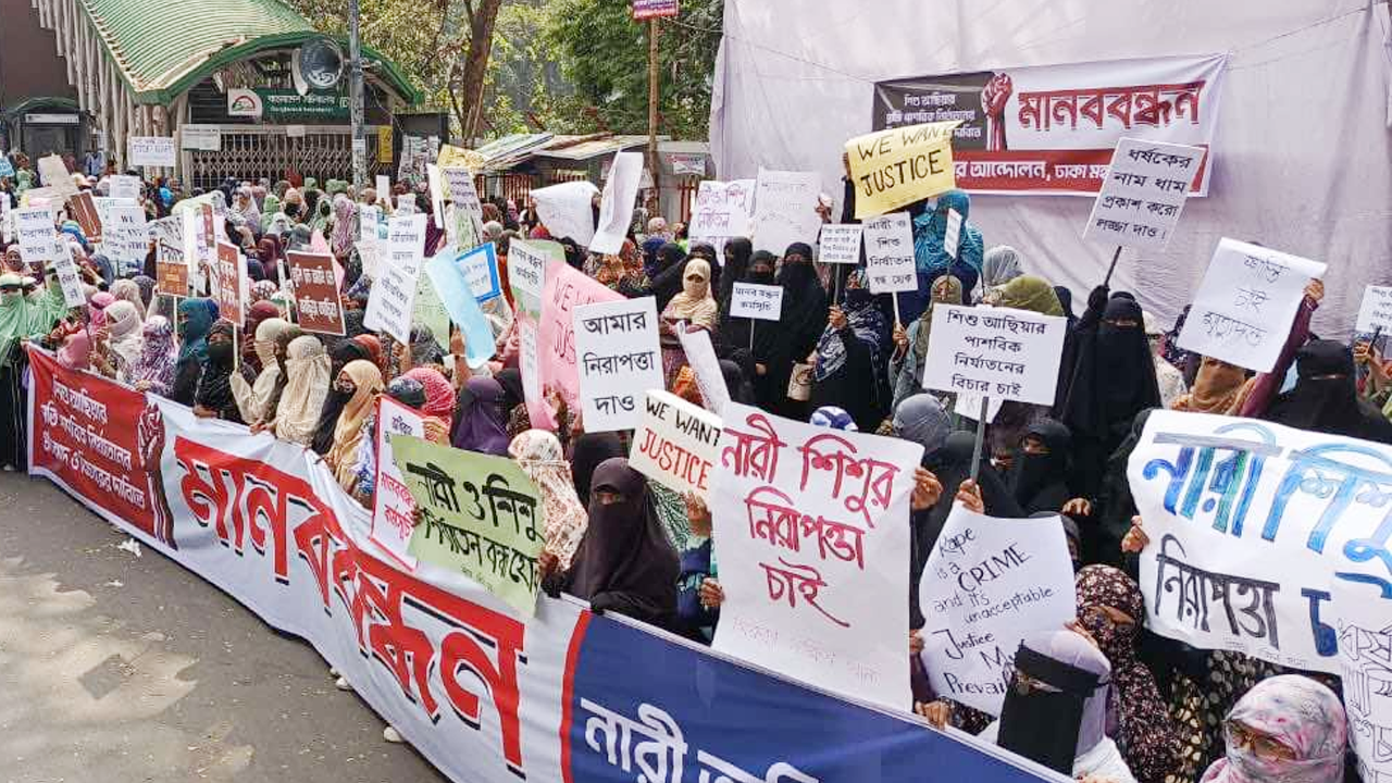 নারী ও শিশু নির্যাতনের প্রতিবাদে নারী অধিকার আন্দোলনের মানববন্ধন। ছবি : কালবেলা