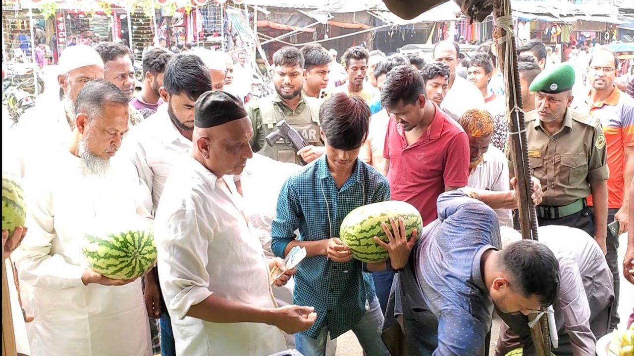 ফেনীতে তরমুজের বাজারে ভ্রাম্যমাণ আদালতের অভিযান। ছবি : কালবেলা