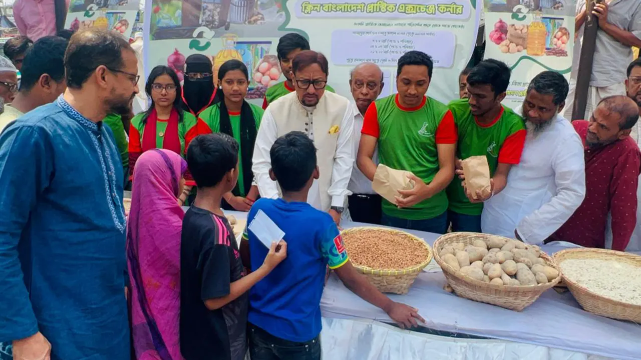 প্লাস্টিক জমা নিয়ে নিত্যপ্রয়োজনীয় পণ্য দিচ্ছেন চসিক মেয়র শাহাদাত হোসেন। ছবি : কালবেলা