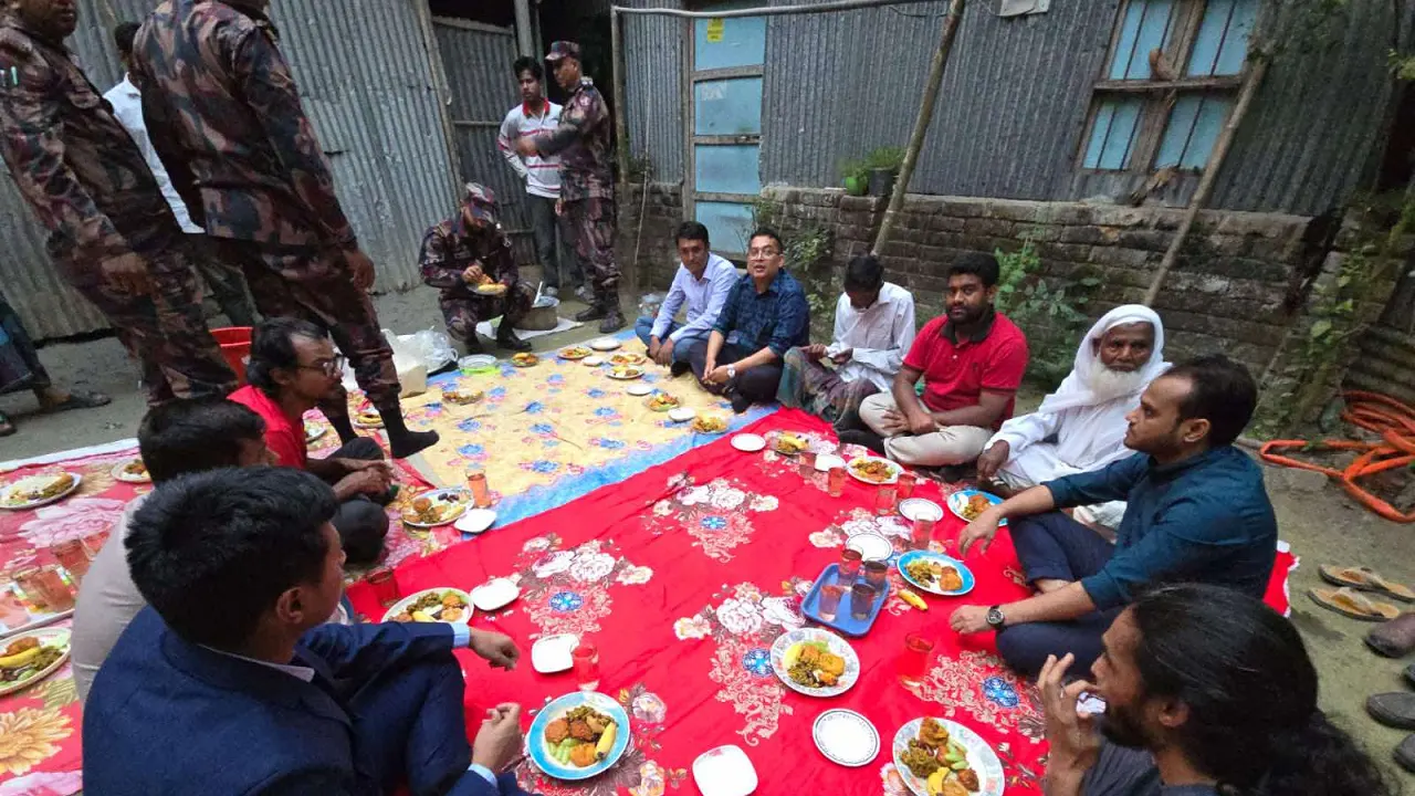 ফেলানীর বাবা-মা ও পরিবারের সদস্যদের সঙ্গে ইফতার করেছেন সাংবাদিকরা। ছবি : কালবেলা