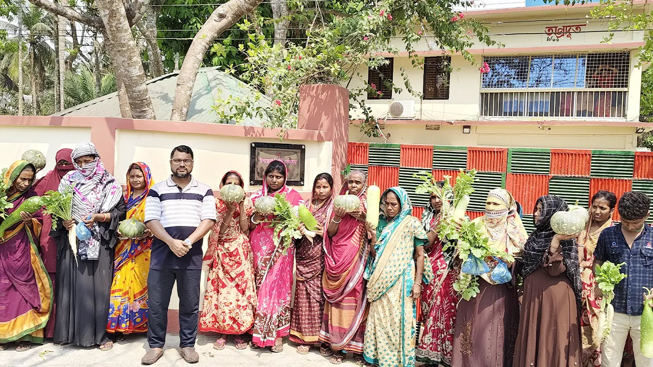 নিজের উৎপাদিত সবজি অসহায়দের তুলে দেন ইউএনও মিজানুর রহমান। ছবি : কালবেলা