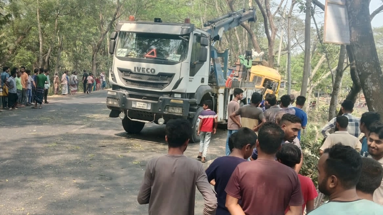 দুর্ঘটনাকবলিত গাড়ি উদ্ধার করছে পুলিশ। ছবি : কালবেলা