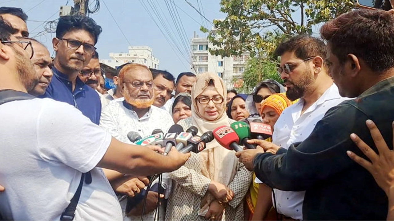 ধর্ষণচেষ্টার শিকার এক শিশুর পরিবারের সঙ্গে দেখার করার পর কথা বলছেন আফরোজা আব্বাস। ছবি : কালবেলা