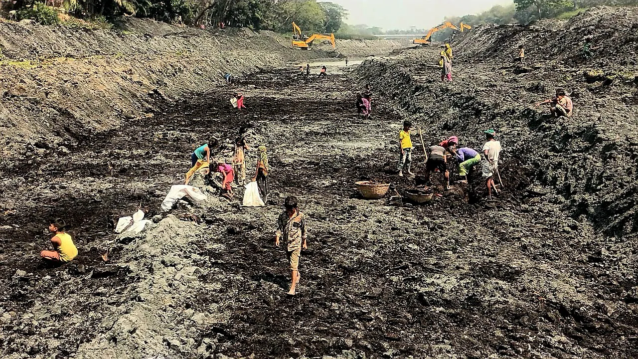 ময়মনসিংহের নান্দাইলে নরসুন্দা নদীতে মাটি খুঁড় বের হয়ে আসা জ্বালানি সংগ্রহে ব্যস্ত গ্রামবাসী। ছবি : কালবেলা