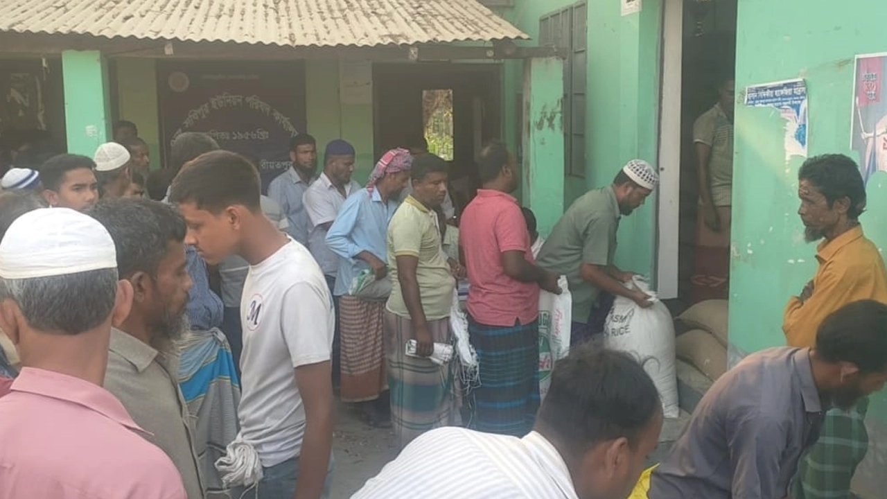 সরকার থেকে বরাদ্দ দেওয়া চাল নিচ্ছেন জেলেরা। ছবি : কালবেলা