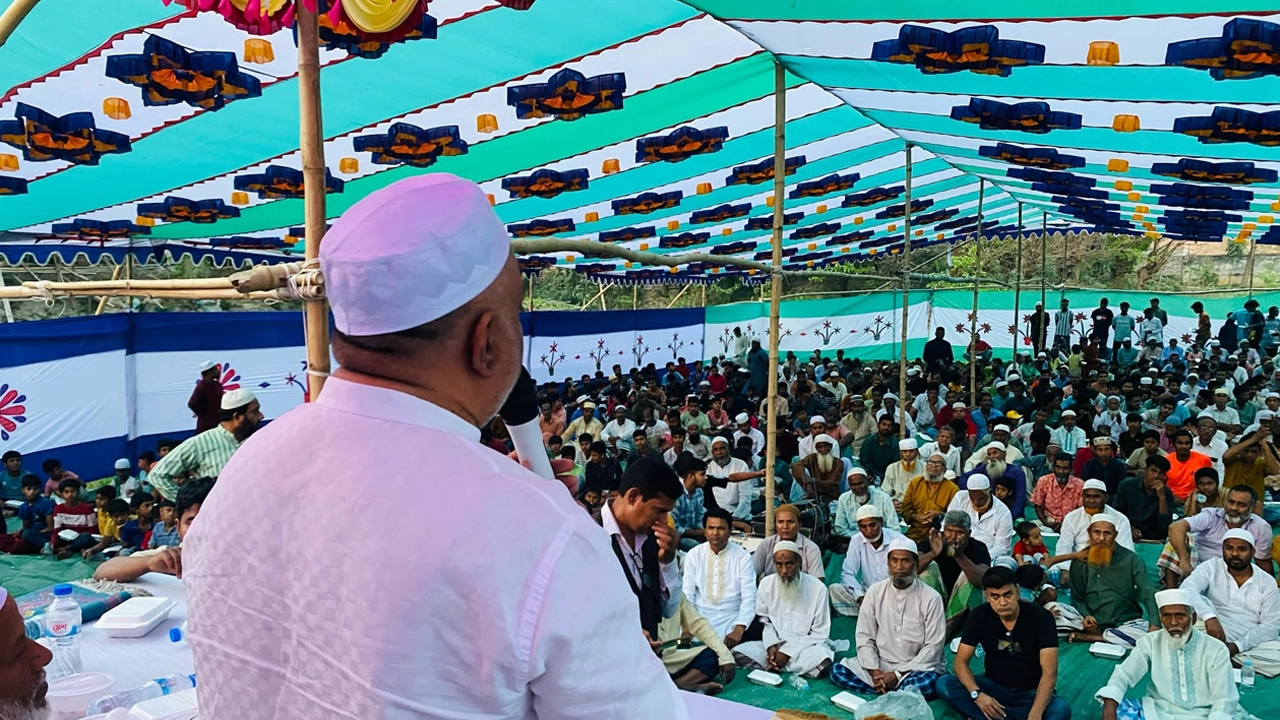 ঢাকার ধামরাই সদর ইউনিয়ন বিএনপি ও অঙ্গসংগঠন আয়োজিত ইফতার মাহফিলে বক্তব্য দেন যুবদলের সভাপতি ইয়াছিন ফেরদৌস মুরাদ। ছবি : কালবেলা