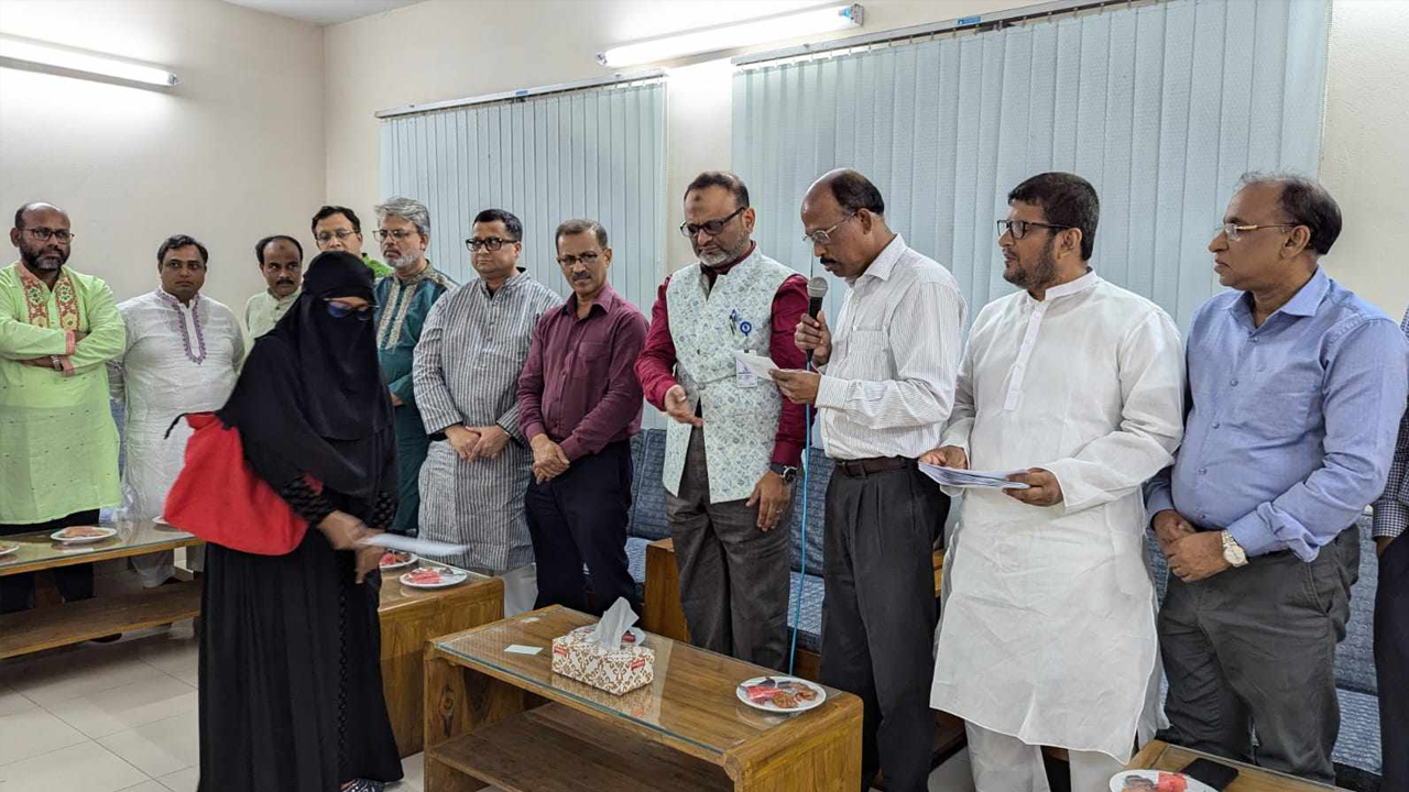 ঢাবির শিক্ষার্থীদের পরিবারের মাঝে আর্থিক সহায়তা প্রদানকালে সাদা দল। ছবি : কালবেলা