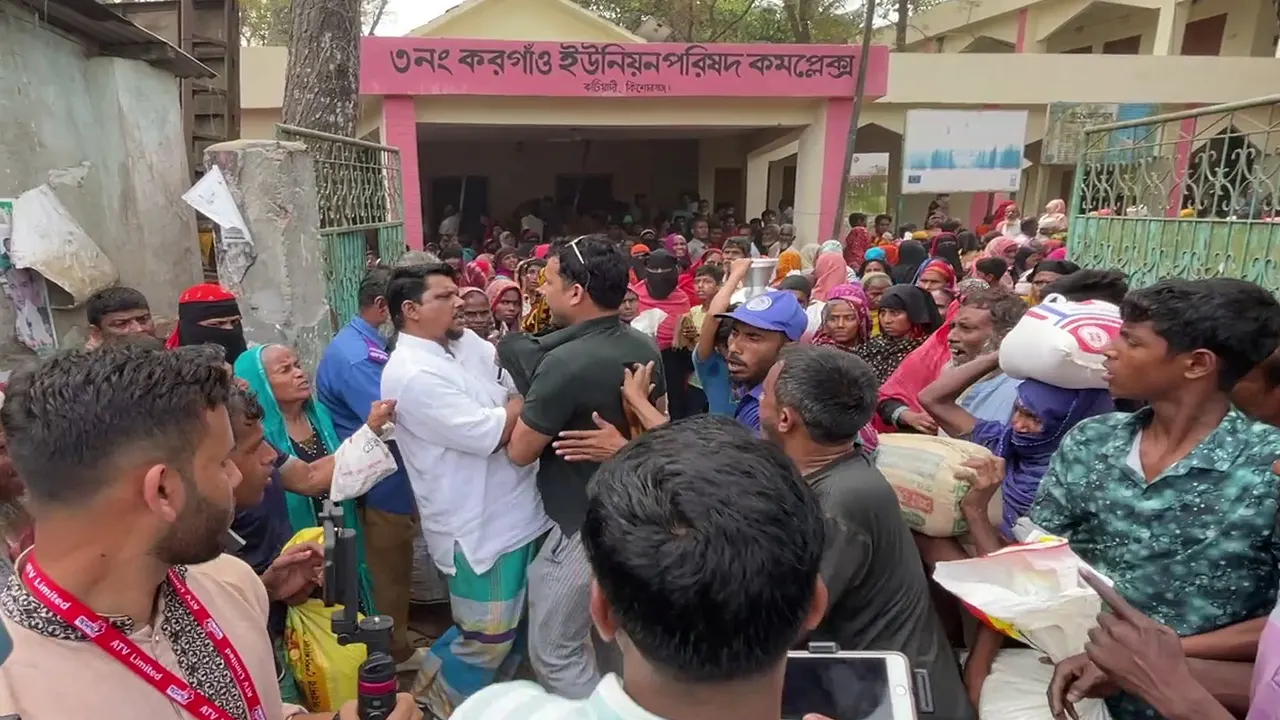 কিশোরগঞ্জের কটিয়াদীতে ভিজিএফের চাল বিতরণের সময় চেয়ারম্যান-জনতার মধ্যে হাতাহাতির ঘটনা ঘটেছে। ছবি : কালবেলা