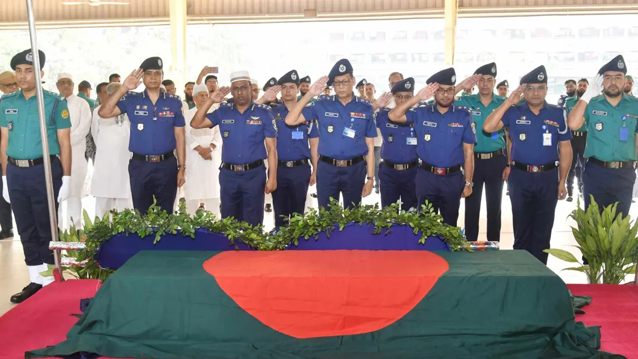 সাবেক আইজিপি সৈয়দ সিরাজুল ইসলামের মৃত্যুতে কফিনে ফুল দিয়ে শ্রদ্ধা জানানো হয়। ছবি : কালবেলা