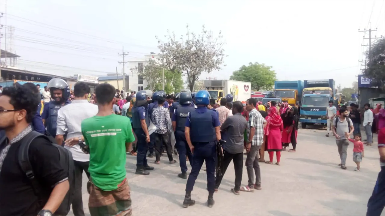 বকেয়া বেতনের দাবিতে শ্রমিকদের মহাসড়ক অবরোধ। ছবি : কালবেলা