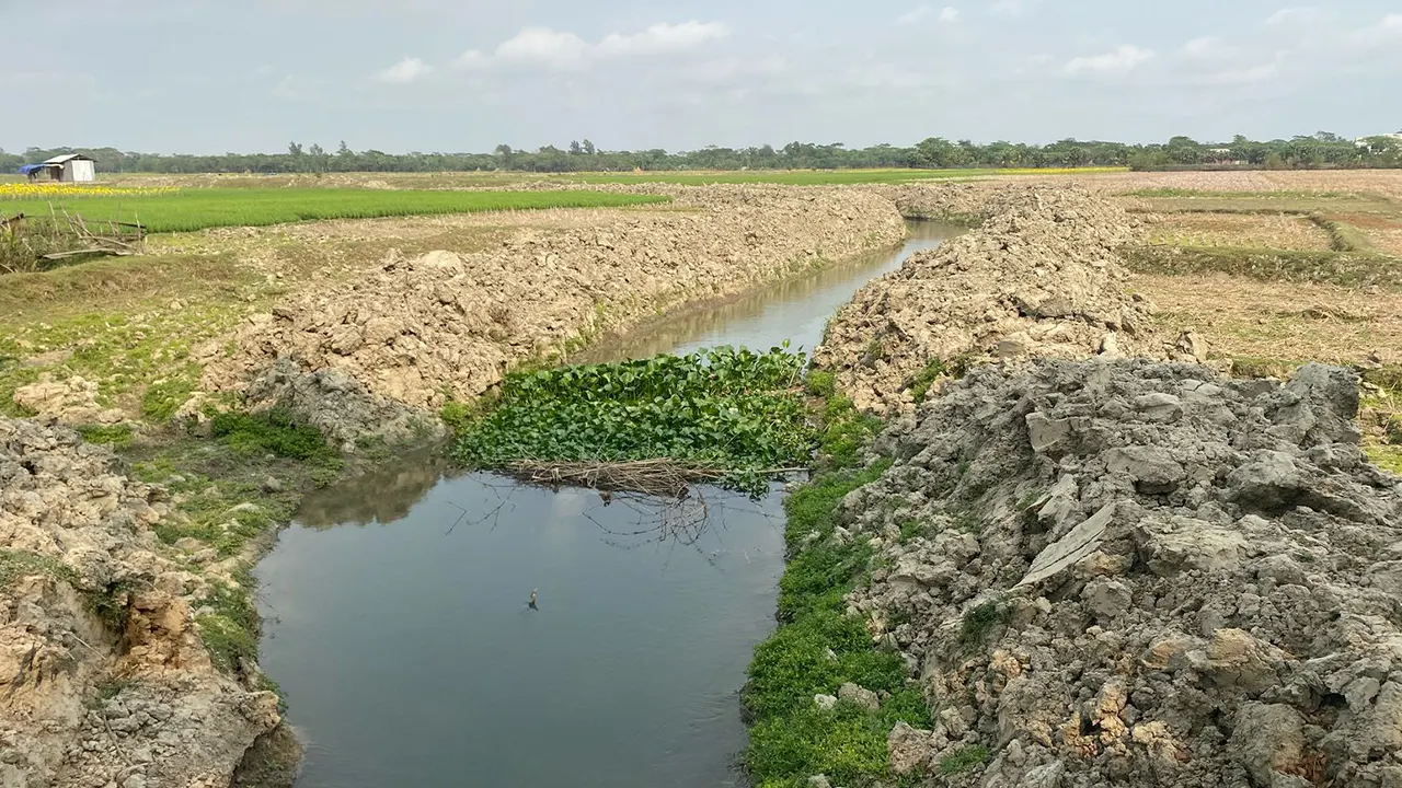 বরগুনার তালতলী উপজেলার সোনাকাটা ইউনিয়নে সরকারি খাল থেকে পানি উত্তোলনের চিত্র। ছবি : কালবেলা