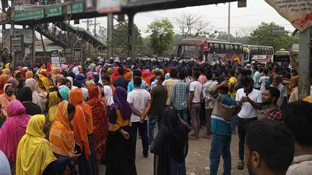 ঈদুল ফিতরের ছুটি বাড়ানোর দাবিতে ঢাকা-ময়মনসিংহ মহাসড়ক অবরোধ। ছবি : সংগৃহীত