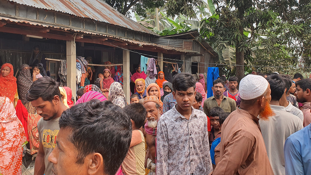 নেত্রকোনার আটপাড়ায় প্রতিপক্ষের হামলায় গৃহবধূ নিহতের ঘটনায় ওই বাড়িতে স্থানীয়দের ভিড়। ছবি : কালবেলা