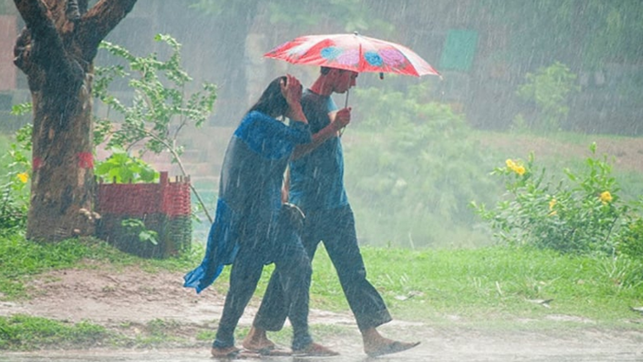 বৃষ্টির মধ্যে হাঁটছেন এক নারী ও পুরুষ। ছবি : সংগৃহীত