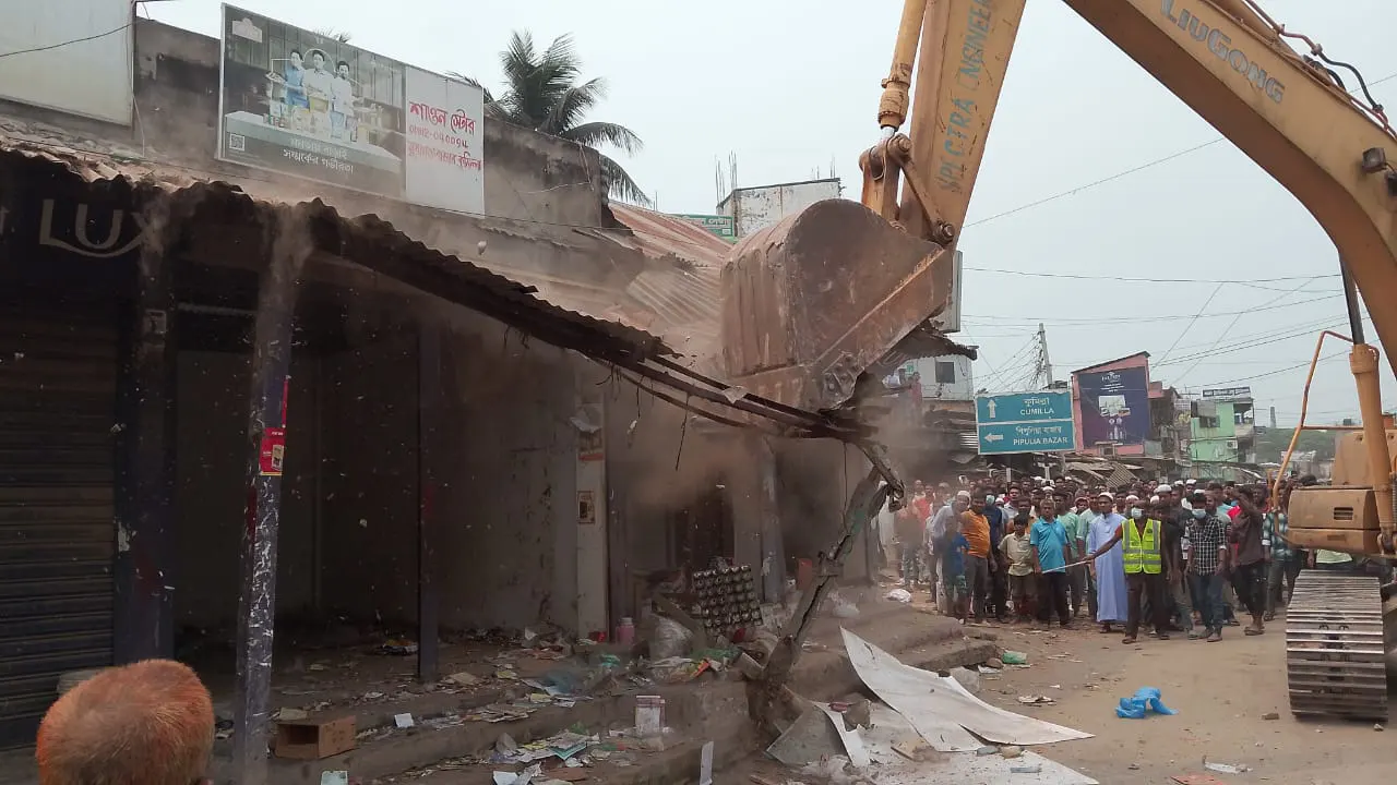 ঢাকা-চট্টগ্রাম মহাসড়কের কুমিল্লা সদর দক্ষিণ উপজেলার সুয়াগাজী (সুয়াগঞ্জ) বাজার এলাকায় উচ্ছেদ অভিযান। ছবি : কালবেলা