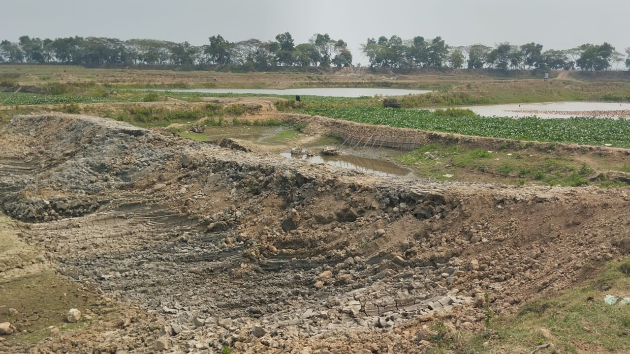 আখাউড়ায় তিতাস নদীতে বাঁধ দিয়ে চলছে মাটি লুটের উৎসব। ছবি : কালবেলা