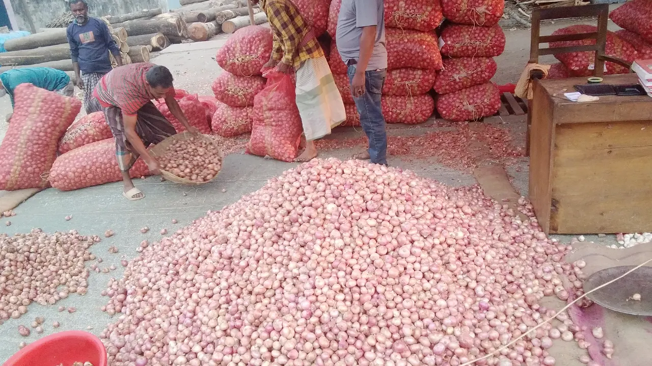 জয়পুরহাটের নতুনহাটে বিক্রি হচ্ছে পেঁয়াজ। ছবি : কালবেলা