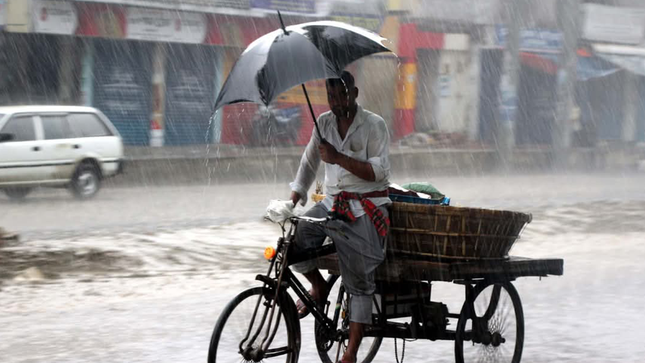 রাজশাহীতে দিনভর গুঁড়ি গুঁড়ি বৃষ্টিতে বিপাকে নিম্ন আয়ের মানুষ। ছবি : কালবেলা