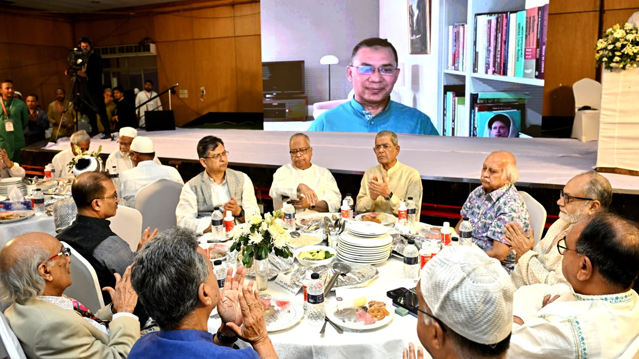 রাজধানীর ইস্কাটনের লেডিস ক্লাবে বিশিষ্ট নাগরিক ও পেশাজীবীদের সম্মানে বিএনপির ইফতার মাহফিল। ছবি : কালবেলা