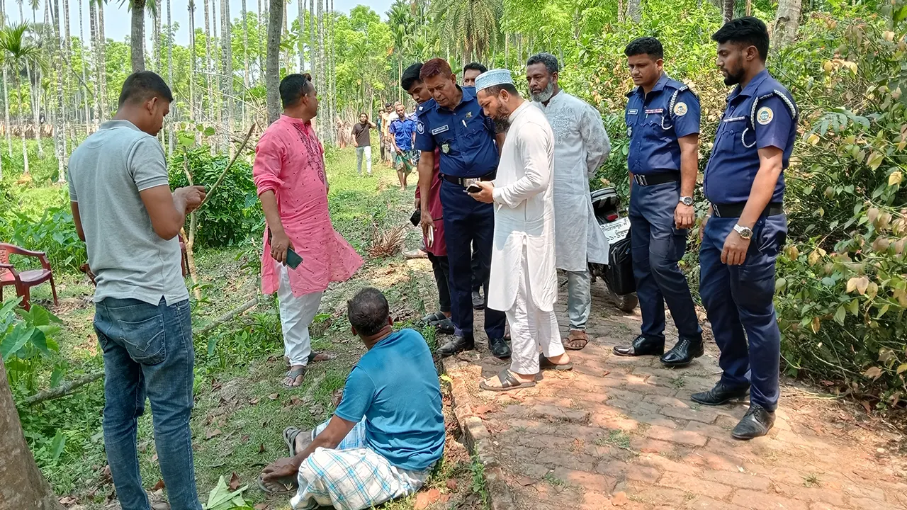 ঘটনাস্থল পরিদর্শন করেন পিরোজপুরের অতিরিক্ত পুলিশ সুপার। ছবি : কালবেলা