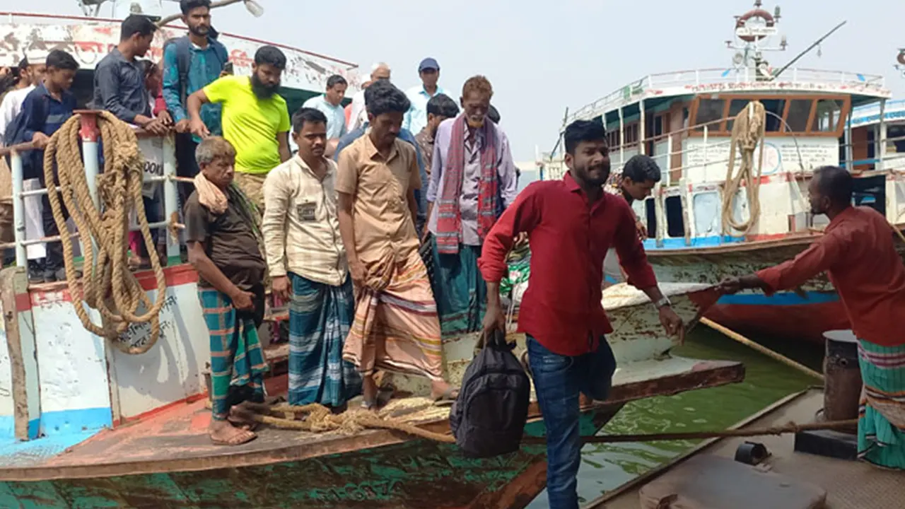 দৌলতদিয়া ঘাটে লঞ্চ থেকে নামছে ঘরমুখো মানুষ। ছবি : কালবেলা