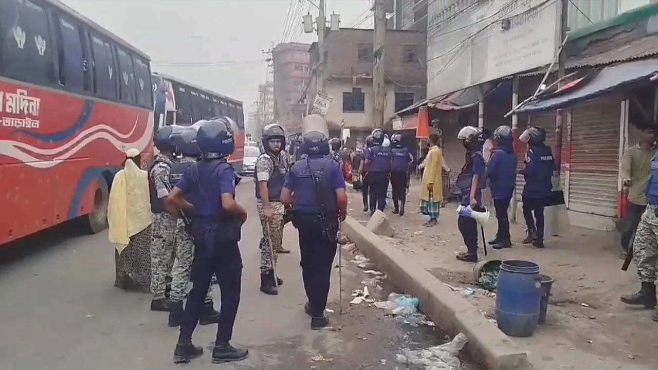 কারখানা বন্ধের প্রতিবাদে বিক্ষোভ। ছবি : কালবেলা