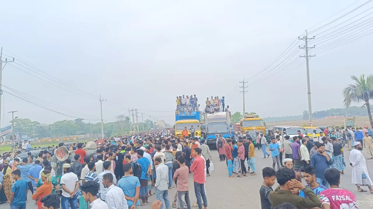 বন্যহাতির আক্রমণে শিশু মৃত্যু ঘটনায় সড়ক অবরোধ। ছবি : কালবেলা